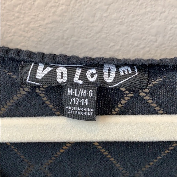 Cute Volcom black shirt - Picture 2 of 5